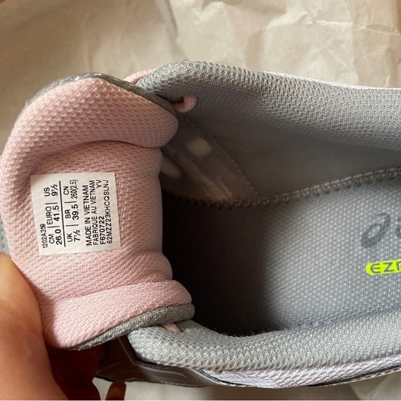 ASIC running shoes - Picture 3 of 4